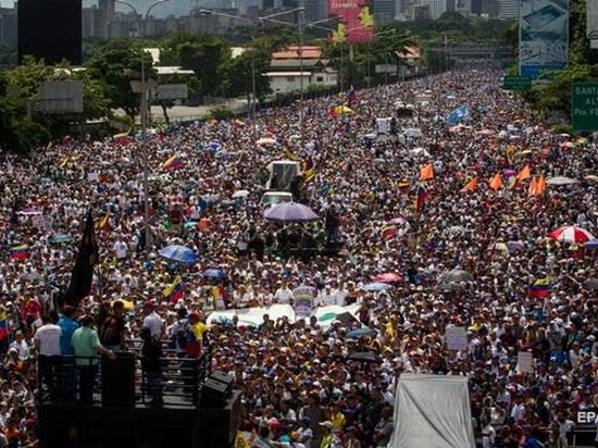 В Венесуэле на улицы вышли сотни тысяч человек