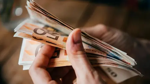 Украинцы массово скупают евро: доля этой валюты достигла исторического максимума