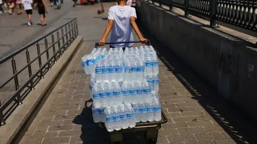 С какими продуктами микропластик попадает в организм и как есть его меньше