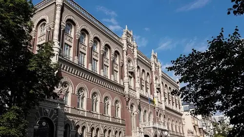 НБУ более месяца держит продажу долларов выше психологической отметки