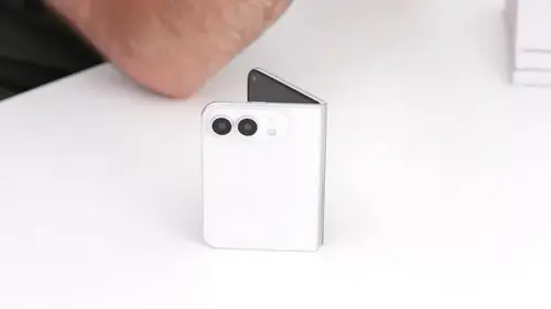 Складной iPhone показали на видео за неделю до анонса: пользователи уже недовольны