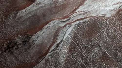 Считалось, что загадочные овраги на Марсе созданы жидкой водой: их создает нечто друг...