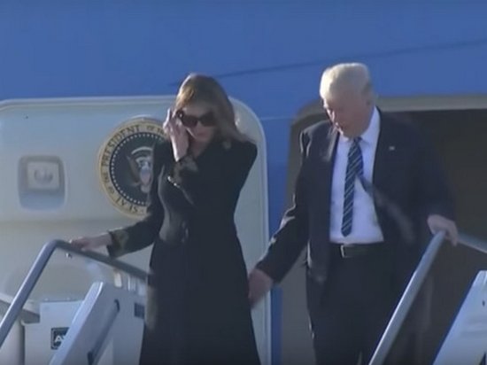 Жена Трампа публично отмахнулась от руки мужа (видео)