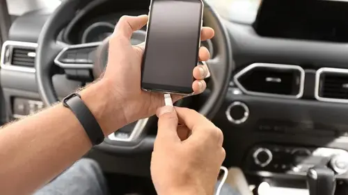 Телефон повільно заряджається в машині: ось чому USB-порт майже марний