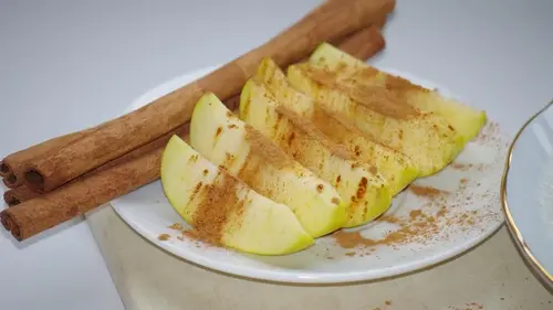 Яблоки с корицей — не просто вкусное сочетание: что известно об их влиянии на здоровье