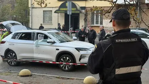 У центрі Києва вибухнув електрокар, поранено водія
