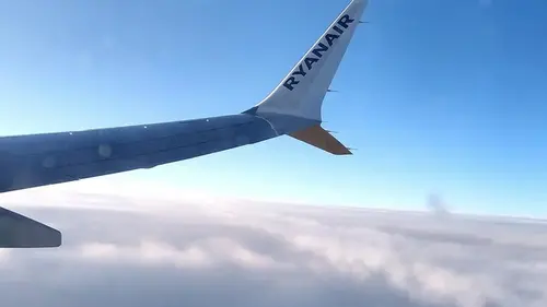 Сильный ветер сорвал посадку Ryanair в Великобритании: самолет оказалс...