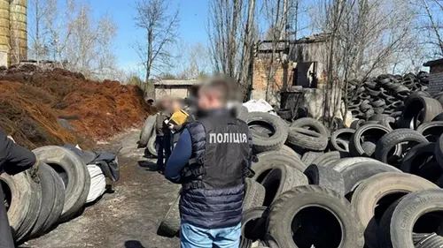 Опасная утилизация шин в Киеве: директор получил подозрение