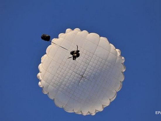 Из-за нераскрывшегося парашюта в США погиб военный (видео)