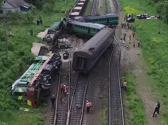 Столкновение пассажирских поездов на Хмельнитчине сняли с дрона (видео)