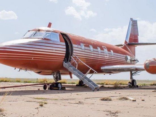 В США на аукционе продали личный самолет Элвиса Пресли