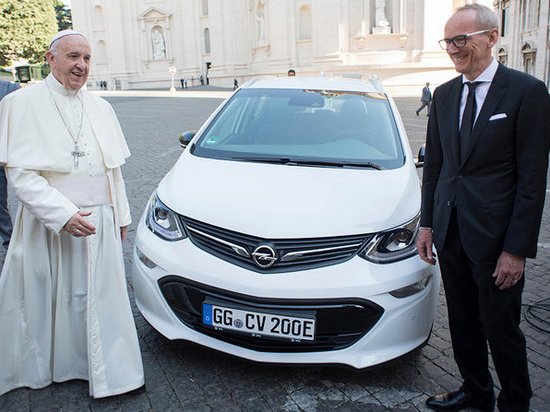 Компания Opel подарил Папе Римскому электрокар