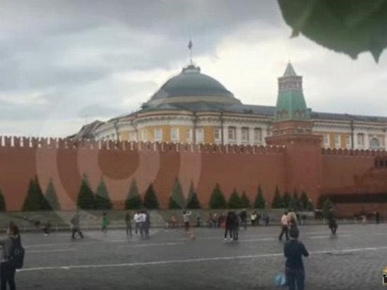 Ураган в Москве сорвал крышу на одном из дворцов Кремля (видео)