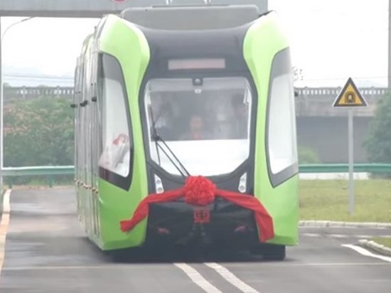 Китайская компания показала беспилотный трамвай (видео)