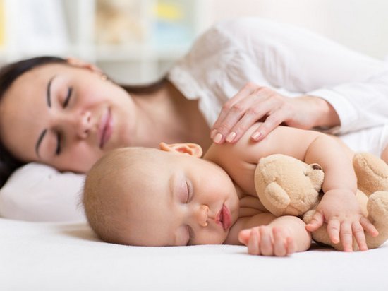 Ученые рассказали о влиянии совместного сна на здоровье ребенка
