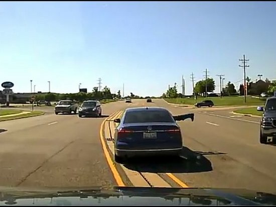 В США мужчина запрыгнул в авто на ходу для спасения водителя (видео)