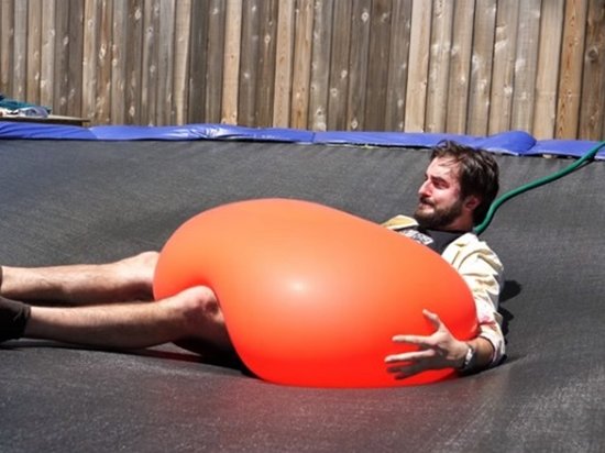 Известный американский блогер испытал тяжесть гигантского шара с водой (видео)