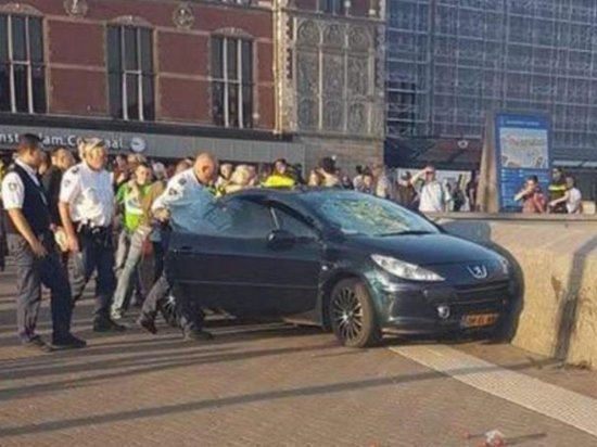В Амстердаме автомобиль въехал в толпу людей