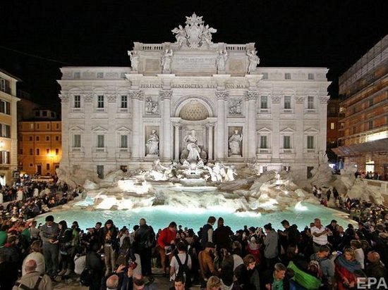 Мэрия Рима запретила купаться в фонтанах города