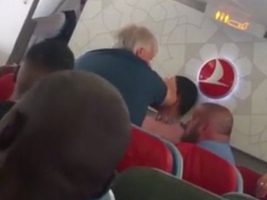 В Британии пассажира Turkish Airlines избили прямо в самолете (видео)