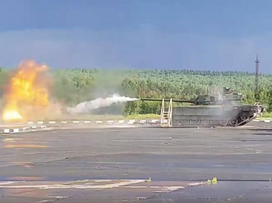 В РФ показали стрельбу танка Армата (видео)