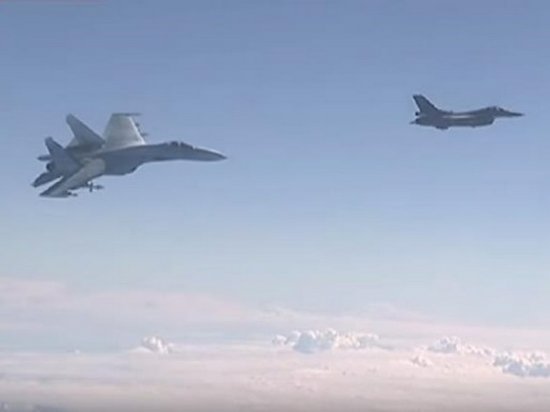 Самолет НАТО F-16 сблизился с самолетом Шойгу: опубликовано видео