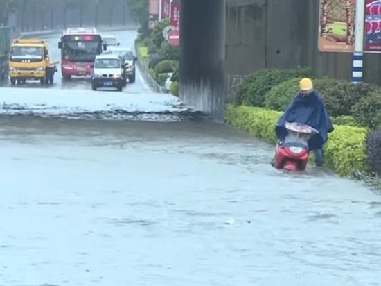 В Китае от наводнения пострадали более 200 тысяч жителей (видео)