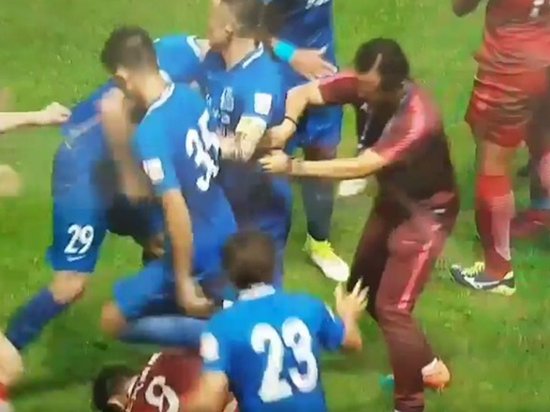 В Китае во время футбольного матча на поле произошла массовая драка (видео)