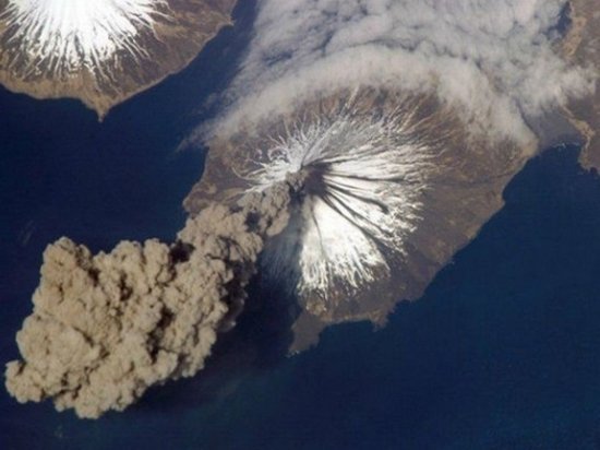 На Камчатке вулкан выбросил 15-километровый столб пепла
