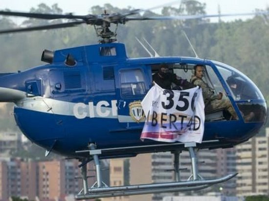 В Венесуэле полицейский вертолет атаковал здание Верховного суда (видео)