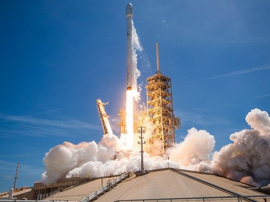 Ракета Falcon 9 успешно стартовала с десятью спутниками