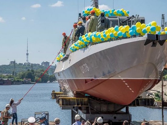 В Киеве спустили на воду артиллерийский катер ВСУ