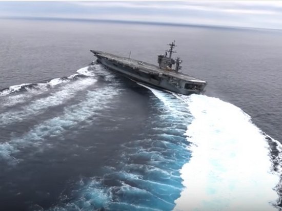 На видео сняли дрифт огромного авианосца Nimitz (видео)