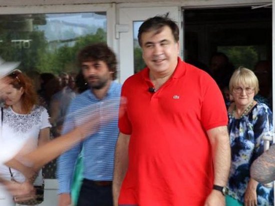 Саакашвили требует от Порошенко €50 за испорченную футболку