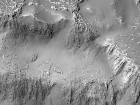 Агентство NASA показало лавовый водопад на Марсе