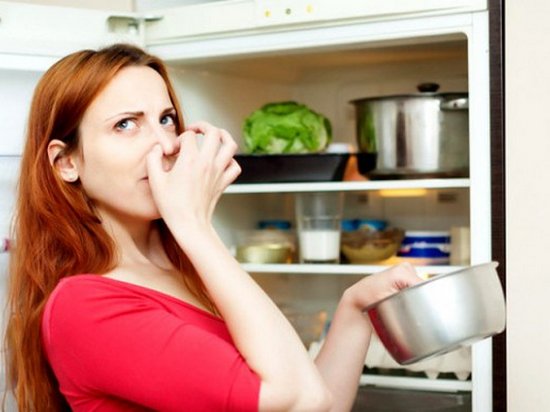 Как избавиться от неприятных запахов в холодильнике?