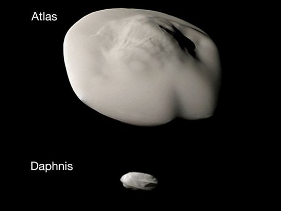Зонд Cassini передал снимок малых спутников Сатурна (фото)