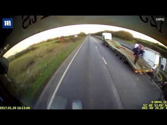 Дальнобойщик не дал водителю легкового авто, потерявшему сознание, разбиться в ДТП (видео)