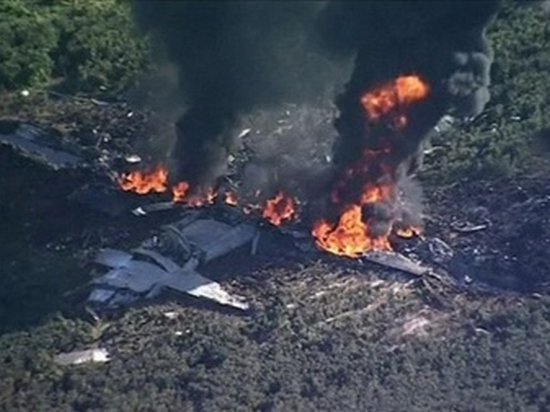 Крушение военного самолета в США: 16 жертв (видео)