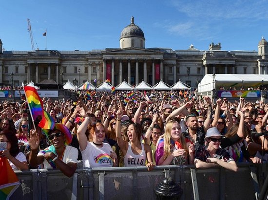 В Лондоне прошел крупнейший в истории гей-парад (фото)