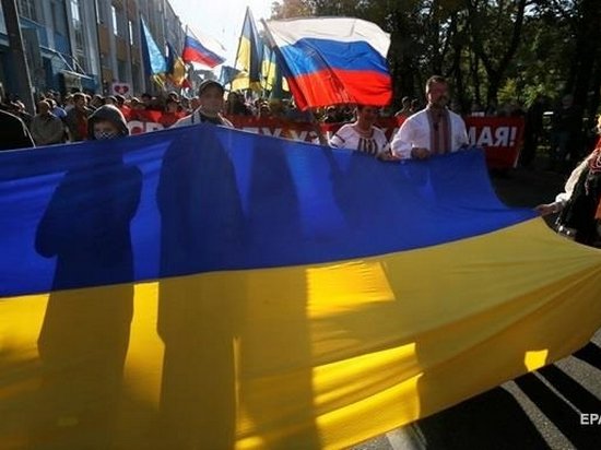 Украинцы стали лучше относиться к РФ — соцопрос