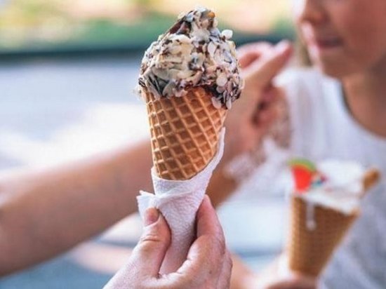 Исследователи рассказали, почему опасно есть мороженое в жару
