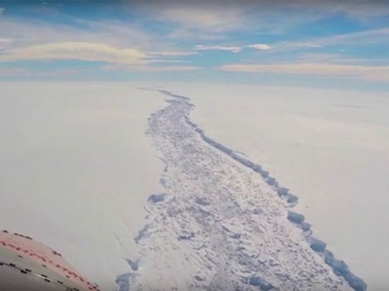 От Антарктиды откололся один из самых больших в истории айсбергов (видео)