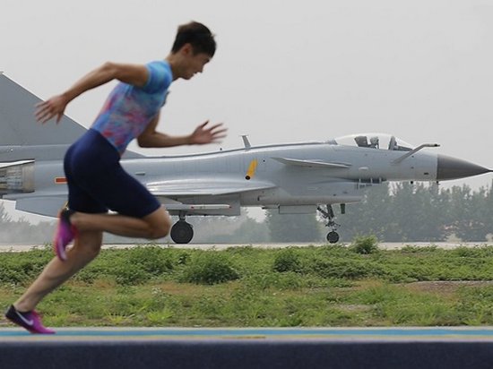 Китайский бегун на короткой дистанции обогнал самолет (видео)