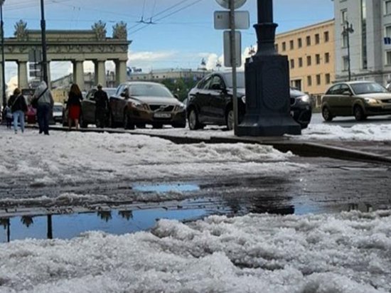 В Санкт-Петербурге выпавший град образовал большие сугробы (видео)