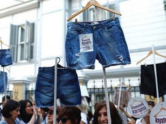 В Турции женщины вышли на митинг за свободу одеваться, как они хотят
