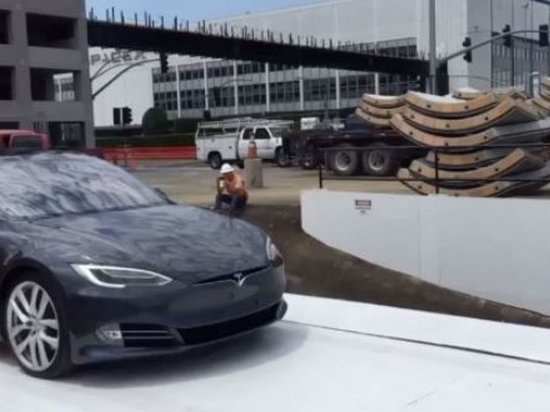 Основатель Tesla показал работу подземного лифта для автомобилей (видео)