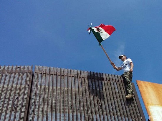Конгресс США выделил $1,6 миллиарда на строительство стены на границе с Мексикой