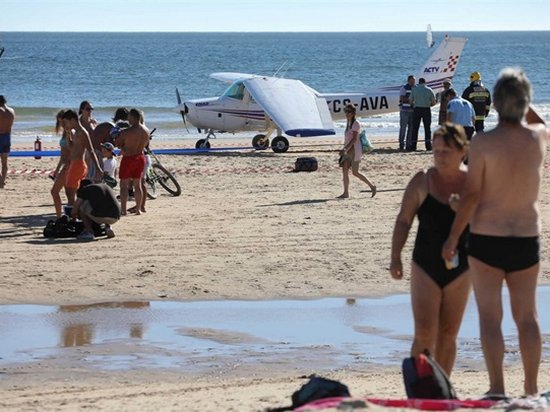 В Португалии самолет на пляже сбил отдыхающих (видео)