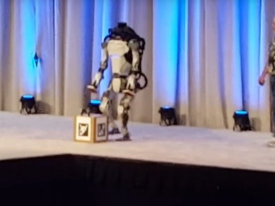 Автономный робот Atlas упал со сцены во время демонстрации (видео)